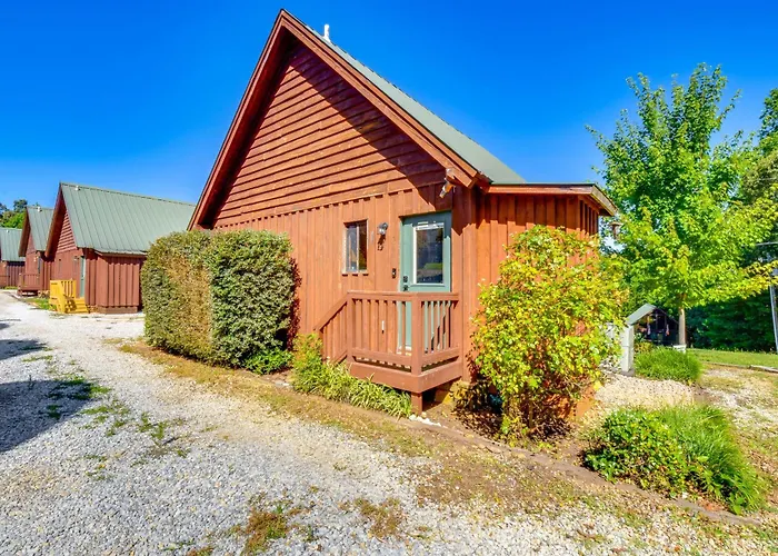 Lake Keowee Retreat: Idyllic Six Mile Cabin!