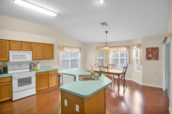 Villages Large 2 Bed Room 2 Bath Near Shopping