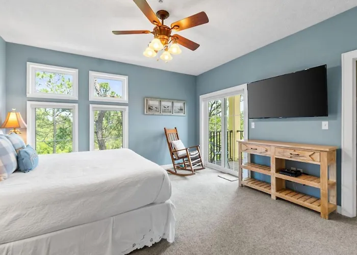 Gulf-Front Cape San Blas Condo Balcony, Pool & Beach Access