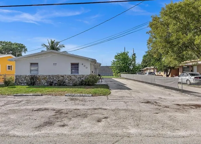 2 Bdrm Modern House Mins From Beach & Casino Hb1