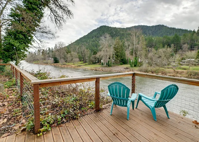 Spacious Grants Pass Home W/ Hot Tub & River Views