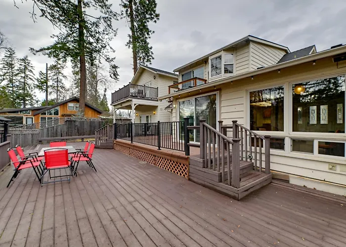 Spacious Grants Pass Home W/ Hot Tub & River Views
