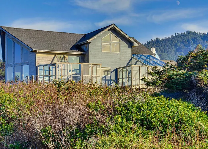 'Oceanfront Castle' W/ Hot Tub & Game Room