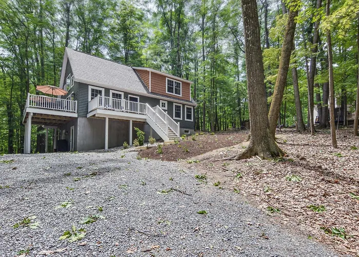 Treasure Lake Home W/ Deck: Walk To Bimini Lake!