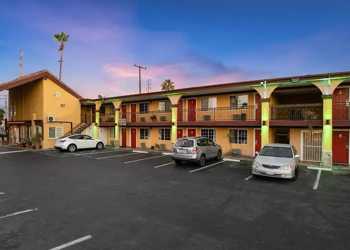 Sky Palm Motel - Orange