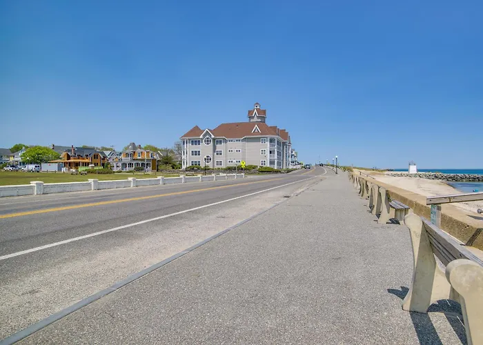 Breezy Oak Bluffs Condo - Steps To Inkwell Beach!