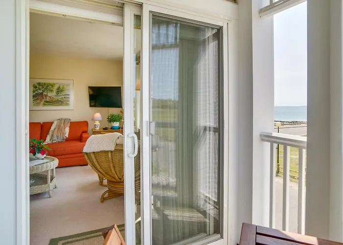 Breezy Oak Bluffs Condo - Steps To Inkwell Beach!
