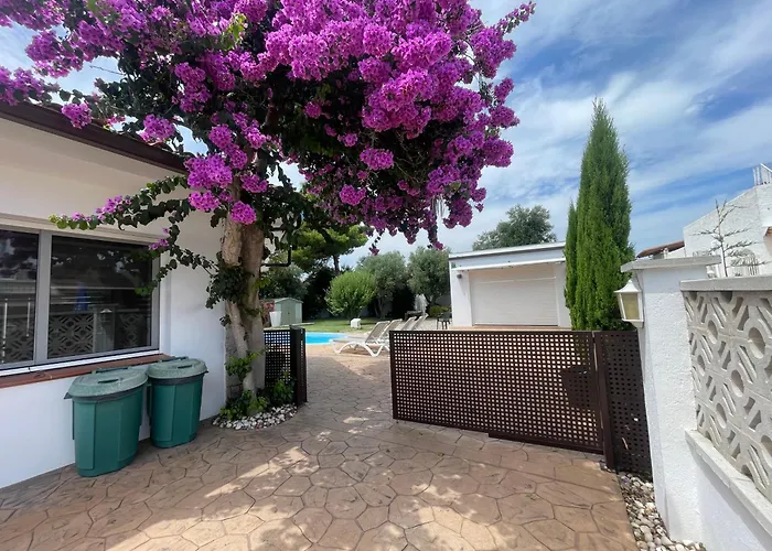 Casa Requesens, Freiligendes Ferienhaus, Komplett Erschlossen