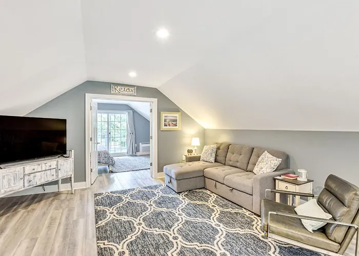 Benton Harbor Apt W/ Balcony + Fire Pit