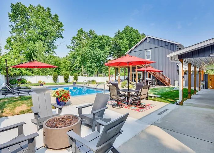 Benton Harbor Apt W/ Balcony + Fire Pit