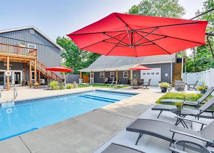 Benton Harbor Apt W/ Balcony + Fire Pit