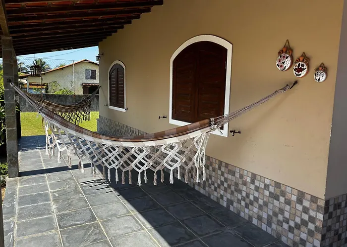 Casa com piscina, ar condicionado, campo de futebol e área gourmet a um quarteirão da lagoa de Praia Seca