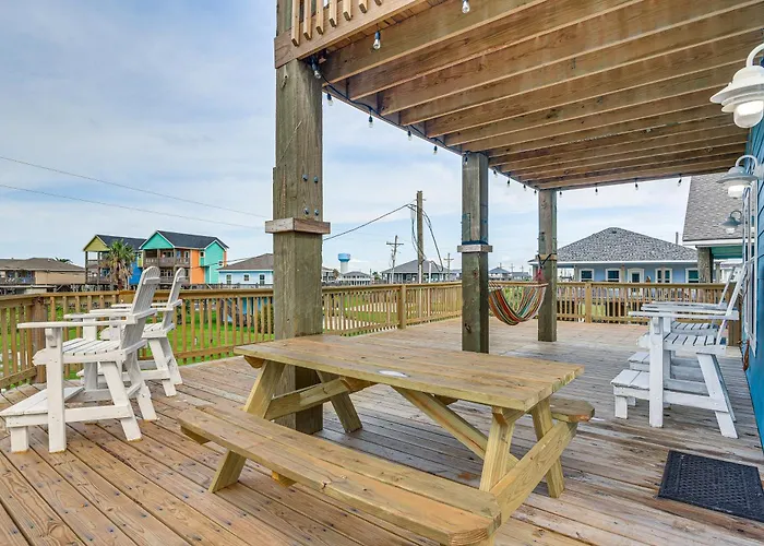 Walk To Gulf: Ocean-View Home In Crystal Beach!