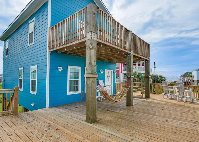 Walk To Gulf: Ocean-View Home In Crystal Beach!