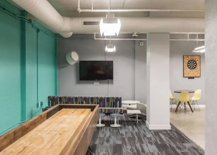 Large 1 Bed Apt In The Heart Of Downtown