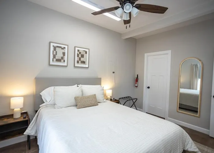Tiny Home With Hot Tub Near Ft Leonard Wood!