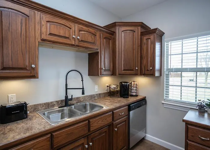 Tiny Home With Hot Tub Near Ft Leonard Wood!
