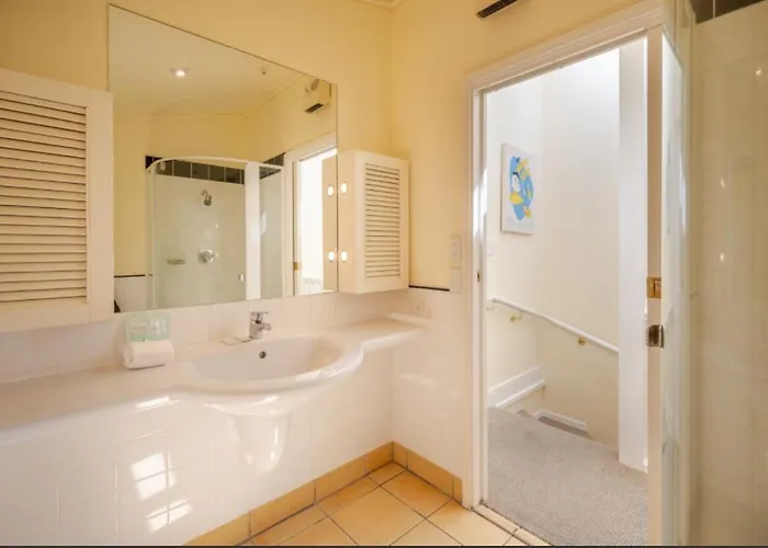 Waterfront 2-Bedroom Apartment With Car Park