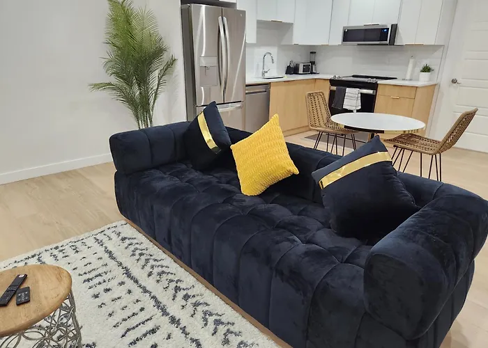 Brand New Deluxe 2 Bedroom Suite With Ac & Den