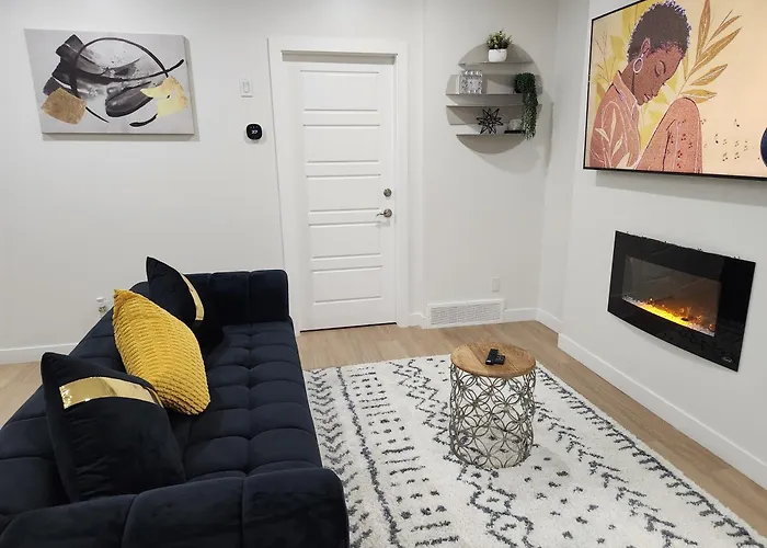 Brand New Deluxe 2 Bedroom Suite With Ac & Den