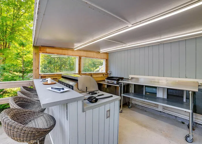 Massive Roscoe Retreat: Great For Large Groups!