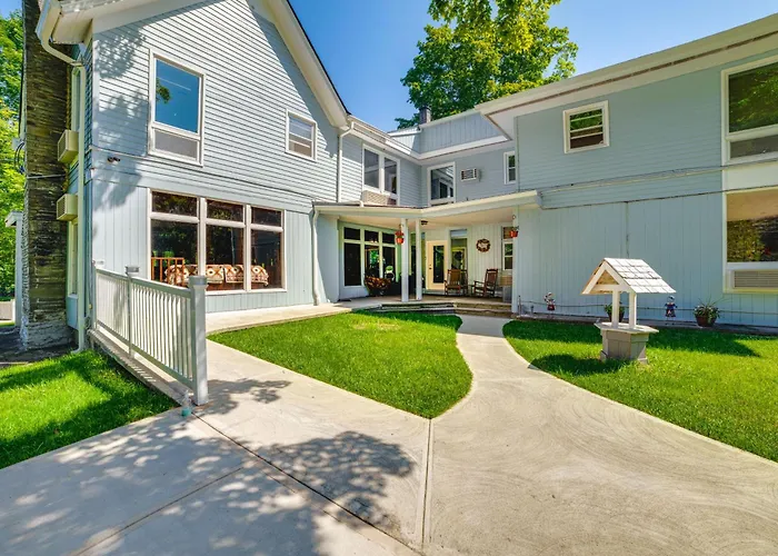 Massive Roscoe Retreat: Great For Large Groups!