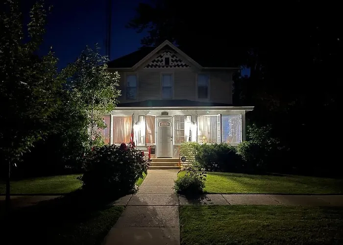 515Escape - Near Downtown, Private Backyard, Firepit, Bbq, Fun!