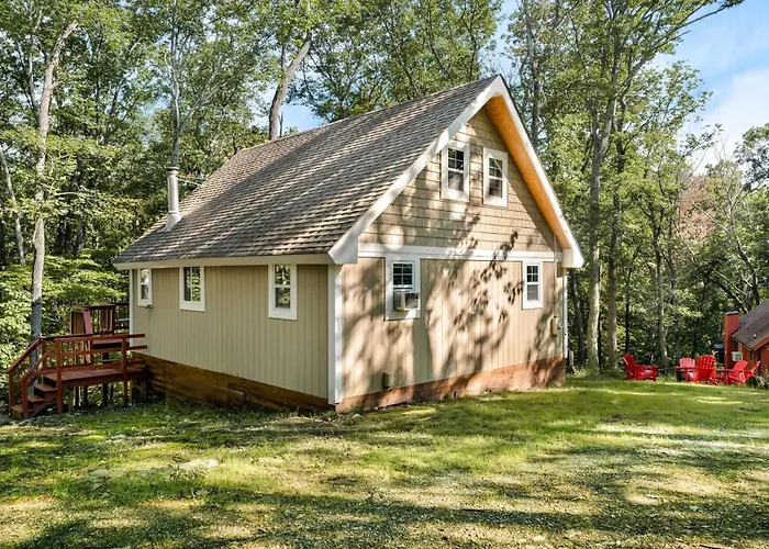 Modern Cabin W Hot Tub & Indoor Pool Gym Access!