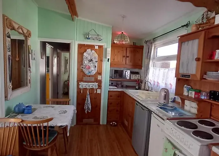 3 Bed Chalet - Sleeps 6 - Parking - Garden - Wifi