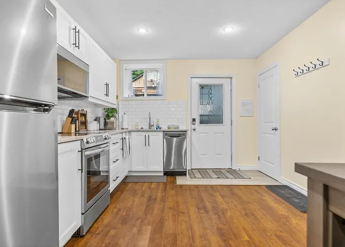 Elegant & Private Apartment - Short Walk From Downtown