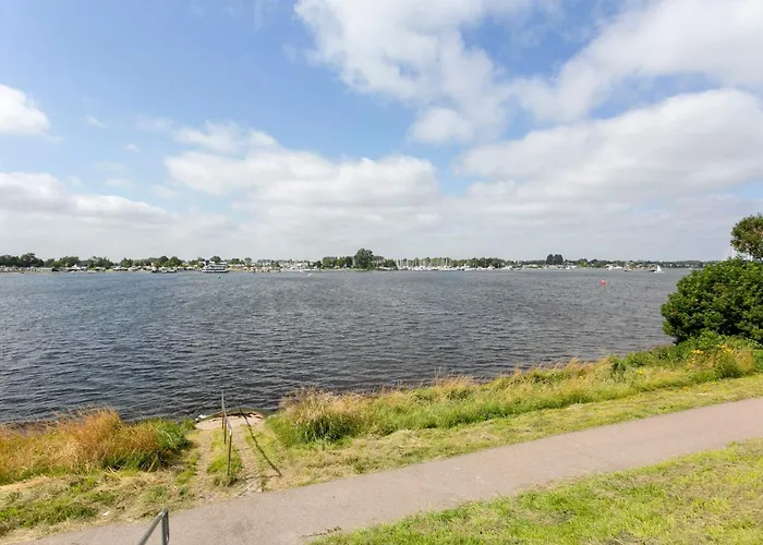 Ruim vakantiehuis aan het Veerse meer