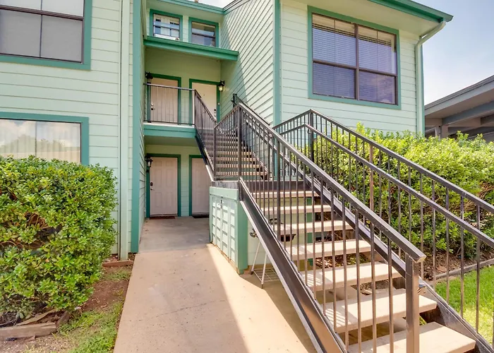 Lake Conroe Condo: Balcony, Views & Pool Access!
