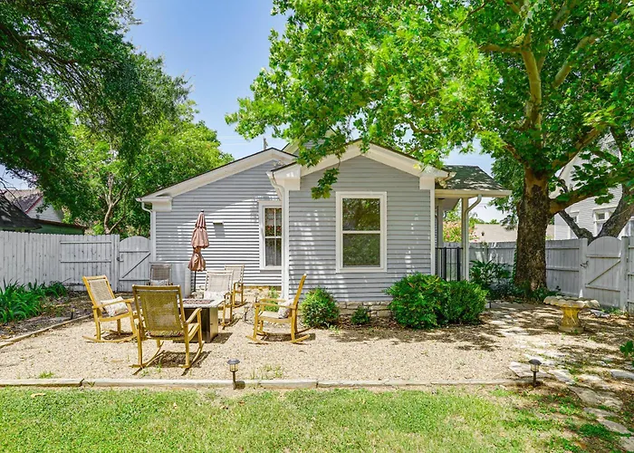 Granbury Home W/ Fire Pit, Walk To The Square!