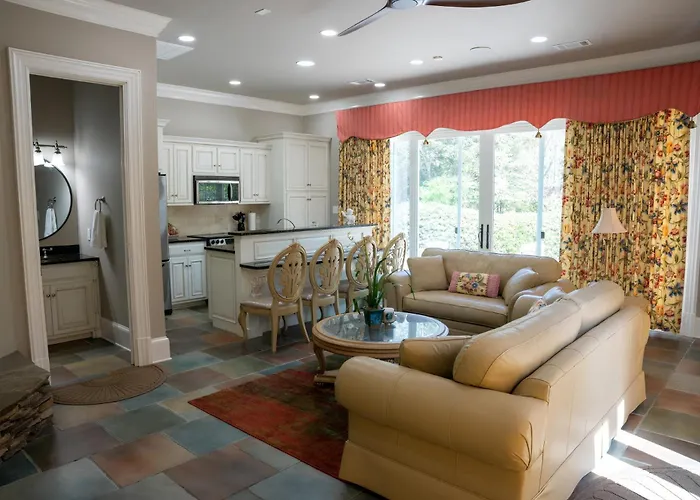 Lakefront Retreat W/ Guest House