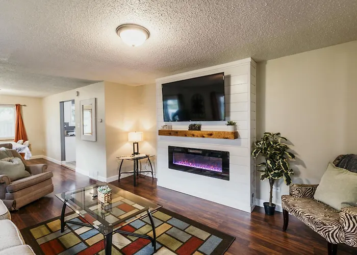Spacious & Updated Mqt Home - Hottub - Backyard