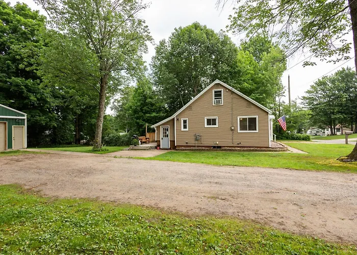 Spacious & Updated Mqt Home - Hottub - Backyard
