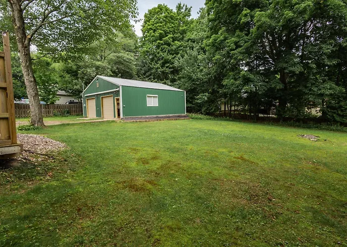 Spacious & Updated Mqt Home - Hottub - Backyard