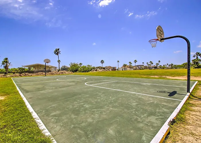 5 Mi To Beaches: Sunny Port Isabel Golf Retreat