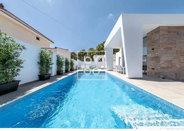 Villa Coral, Chic Coastal Design, Saltwater Pool - By Oyoostays