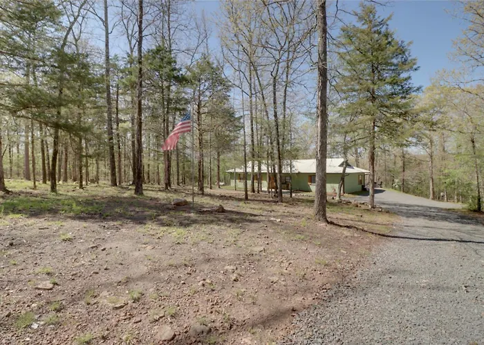 Lakeside Retreat On 10 Secluded Acres