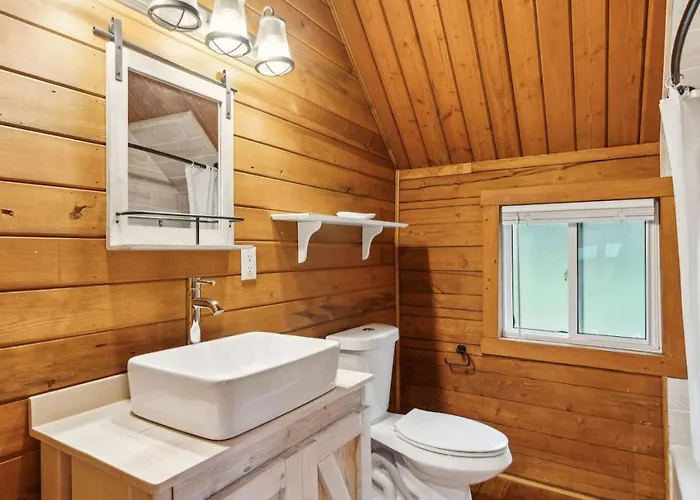 Lost Horse Lodge Double Queen Cabin 20