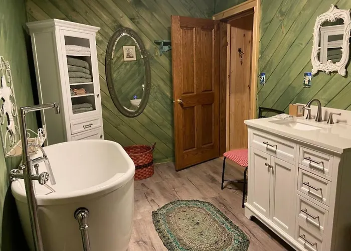 Secluded River Overlook Cabin On 160 Acres.