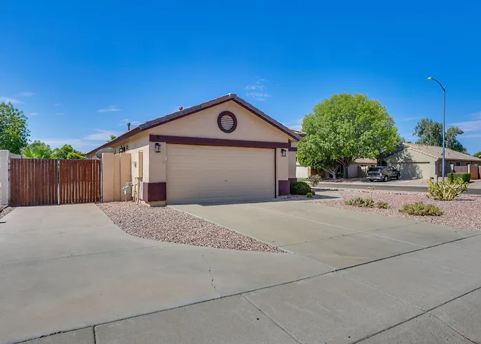 Patio + Fire Pit: Peoria Getaway Near Golfing!