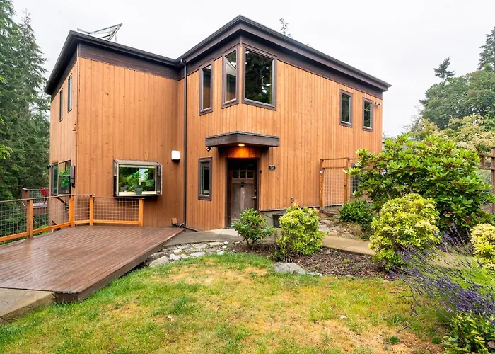 Stylish Deception Pass Retreat With Bay Views