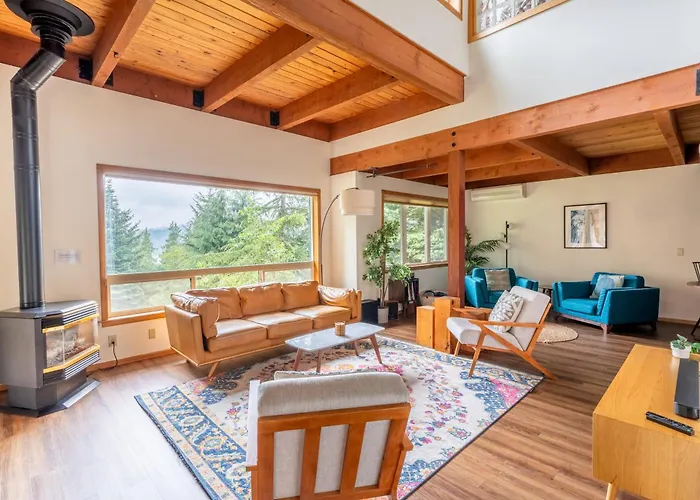Stylish Deception Pass Retreat With Bay Views