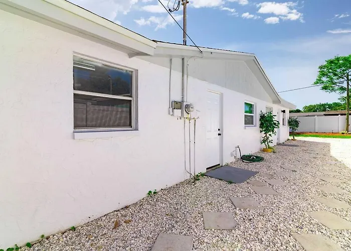Renovated 3B 2Ba, Oasis Yard Hot Tub