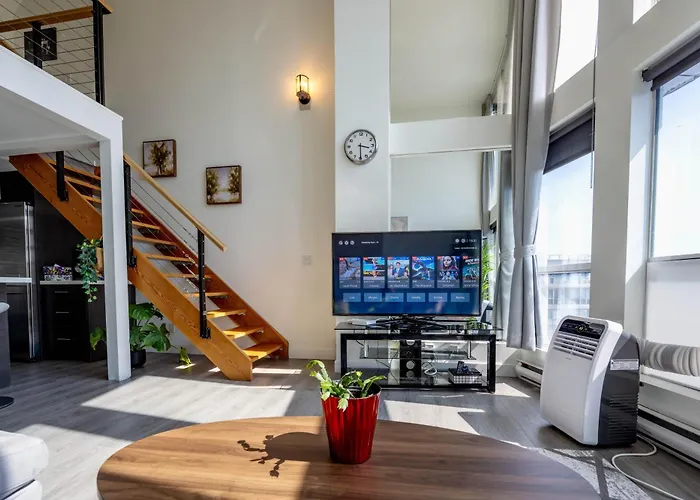 Modern Top-Floor 1-Bedroom Loft With Free Parking