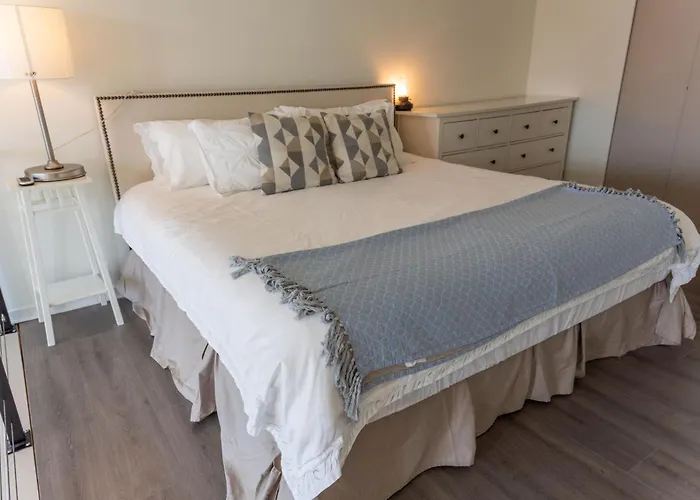 Modern Top-Floor 1-Bedroom Loft With Free Parking