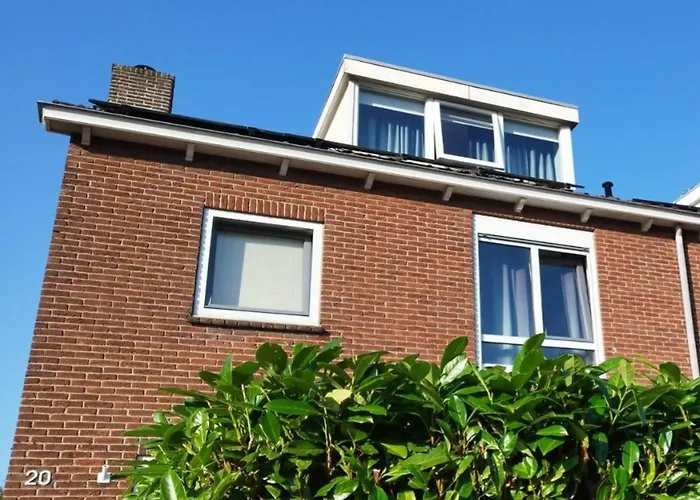 Tranquil Retreat - Guest House -Private Equipment - Shared Bathroom - Steep Stairs