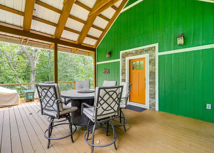 Pet-Friendly West Jefferson Home W/ River View!